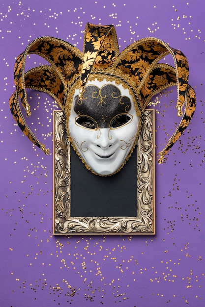 Бесплатное фото Вид сверху рамы с маской для карнавала и блеска