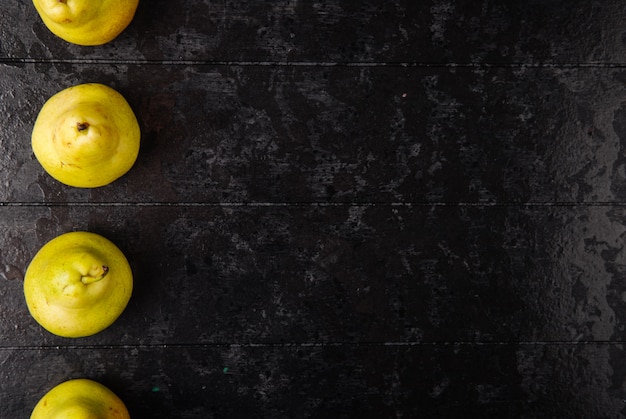 無料写真 コピースペースと黒の木製の背景にラインで新鮮な熟した梨のトップビュー