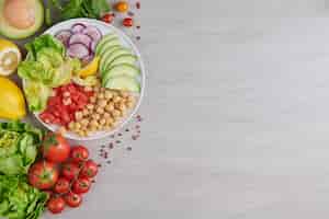 Бесплатное фото Вид сверху здоровой сбалансированной вегетарианской пищи