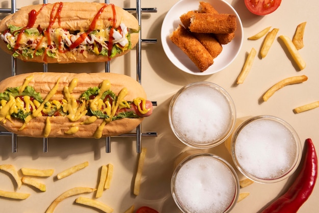Бесплатное фото Вид сверху хот-догов с картофелем фри и напитком