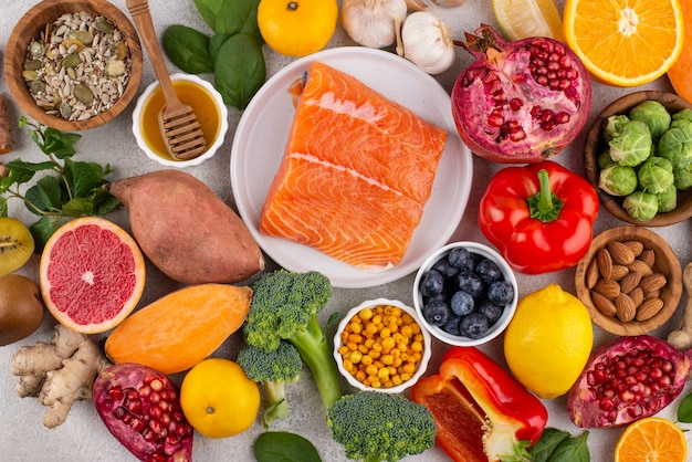 Вид сверху на продукты, повышающие иммунитет, с овощами и рыбой