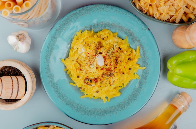 無料写真 生パスタに囲まれたプレートでマカロニパスタのトップビュー