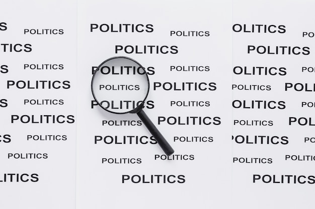 Бесплатное фото Вид сверху увеличительное стекло с политикой