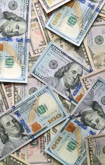 Вид сверху многих 100-долларовых банкнот сша