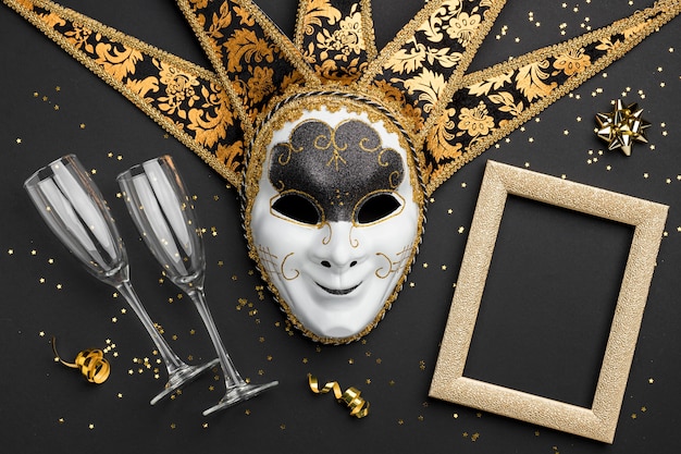 Бесплатное фото Вид сверху маски для карнавала с рамкой и бокалами для шампанского