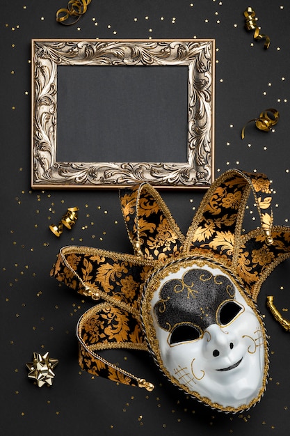 Бесплатное фото Вид сверху маски для карнавала с рамкой и лентами