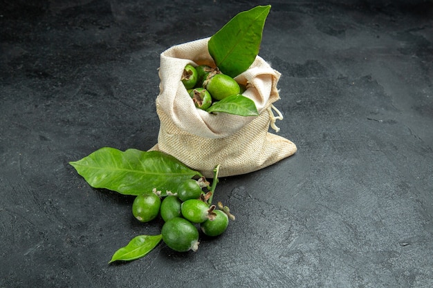 Вид сверху натуральных свежих зеленых фейхоа в белой сумке