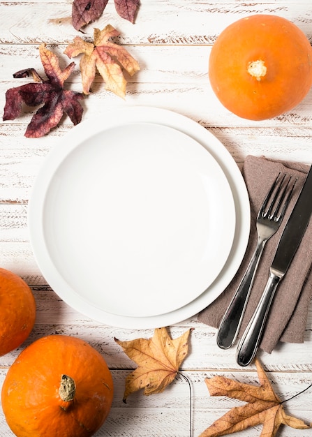 Бесплатное фото Вид сверху тарелок для ужина благодарения со столовыми приборами