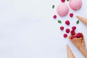 Вид сверху мороженого со вкусом малины