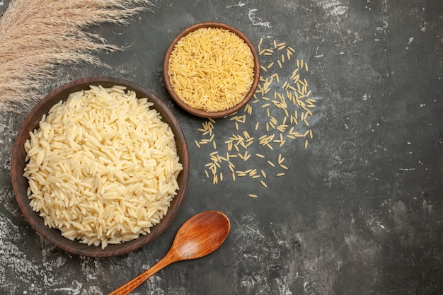Бесплатное фото Вид сверху рисовой муки и сырого риса с ложкой