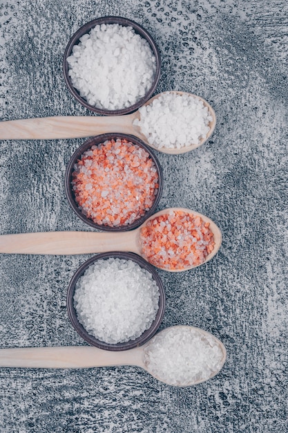 Бесплатное фото Вид сверху соли в мисках и деревянных ложках с гималайской солью
