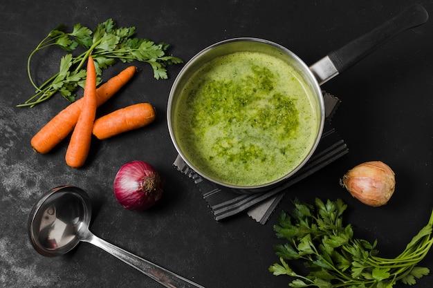 Бесплатное фото Вид сверху супа с морковью и луком