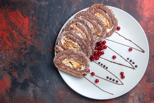 Бесплатное фото Вид сверху сладких бисквитных рулетов, нарезанных кремовыми пирожными