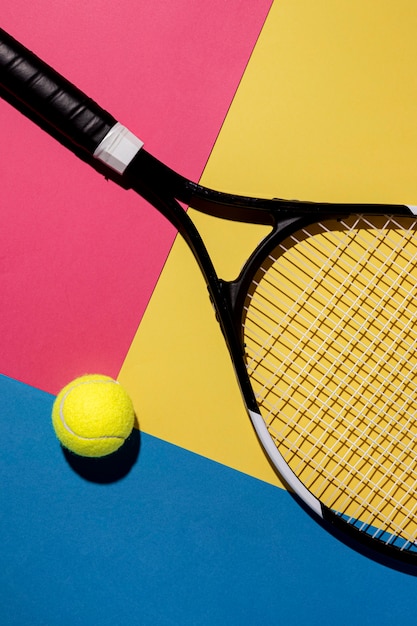 Бесплатное фото Вид сверху теннисного мяча с ракеткой