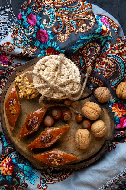 無料写真 タッセル付きショールの全体のナッツとライスパンと伝統的なアゼルバイジャンバクラヴァのトップビュー