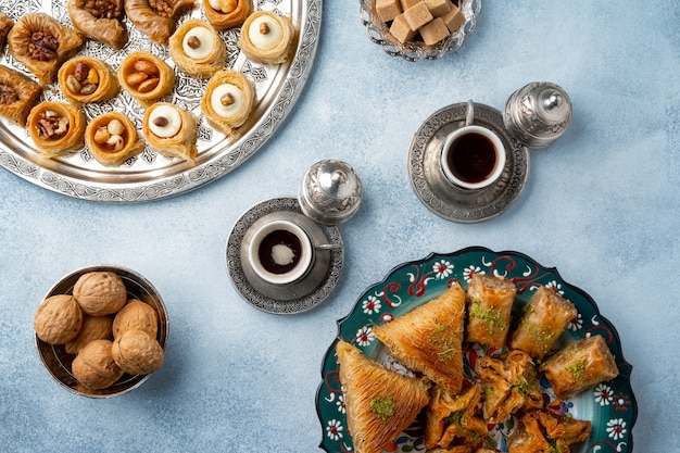 Вид сверху турецких сладостей и турецкого кофе на голубом фоне