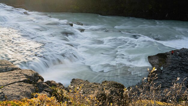 グトルフォス​黄金​瀑布​、​長時間​露光​に​写真​を​撮る​認識​できない​観光​客​の​上面図