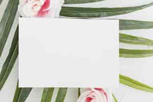 Бесплатное фото Вид сверху свадебного приглашения с цветочной концепцией
