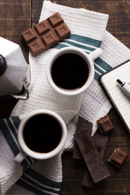 커피와 초콜릿의 상위 뷰 사무실 컵