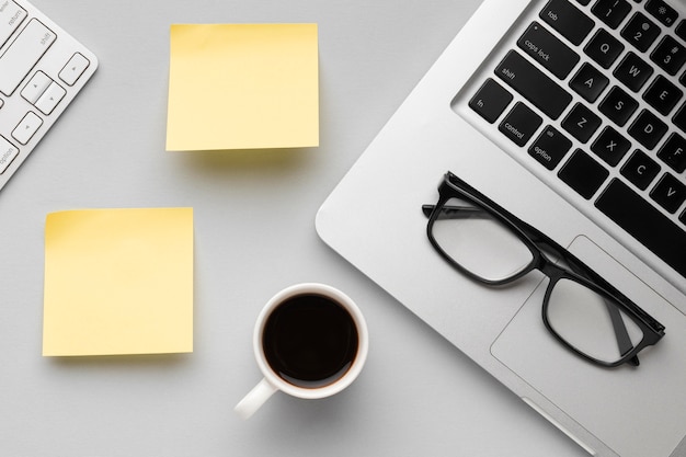 Free photo top view office desk composition with empty post its