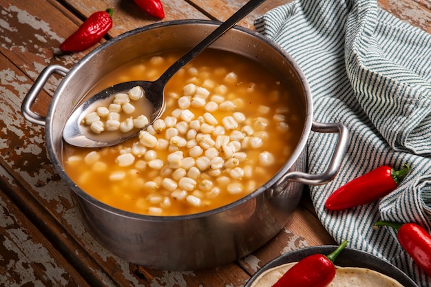 무료 사진 식욕을 돋 우는 pozole 그릇에 상위 뷰