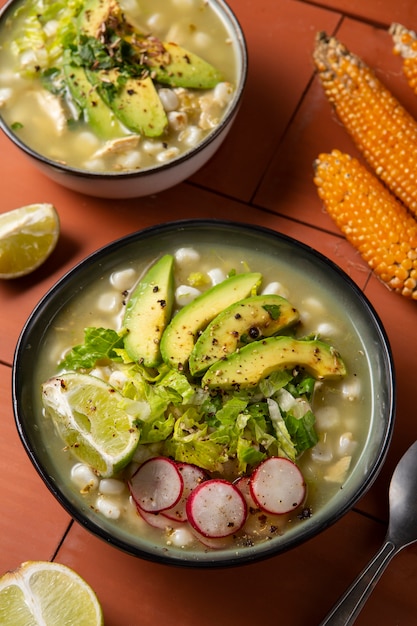 식욕을 돋 우는 pozole 그릇에 상위 뷰