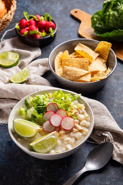 무료 사진 식욕을 돋 우는 pozole 그릇에 상위 뷰