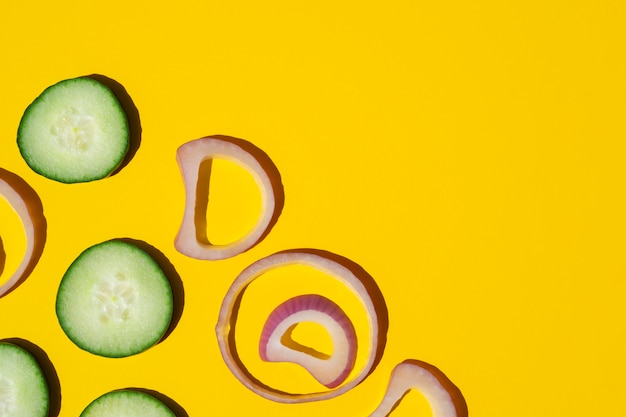 Free photo top view onion rings and cucumbers