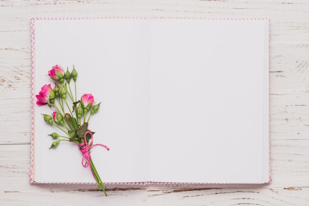 귀여운 꽃과 함께 펼친 책의 상위 뷰