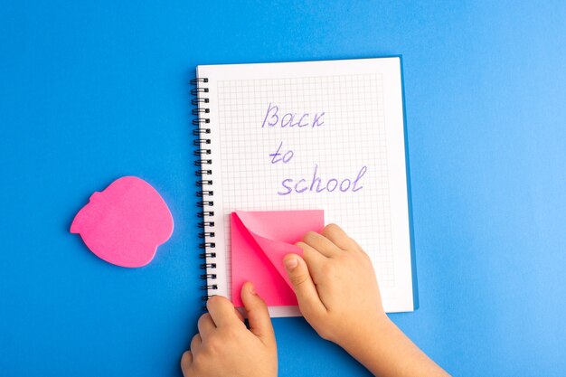 파란색 표면에 분홍색 스티커를 사용하여 상위 뷰 오픈 카피 북 아이