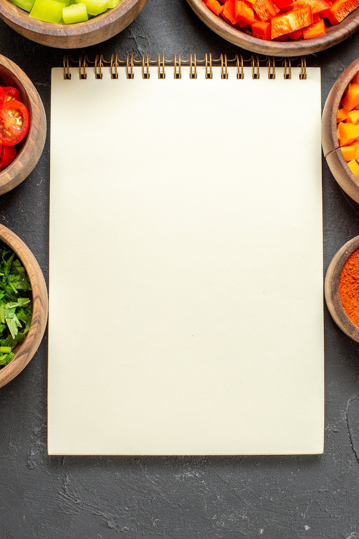 मुफ़्त फोटो top view of open notebook and different spices