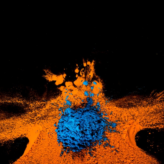 검은 표면에 오렌지와 블루 holi 색상의 상위 뷰
