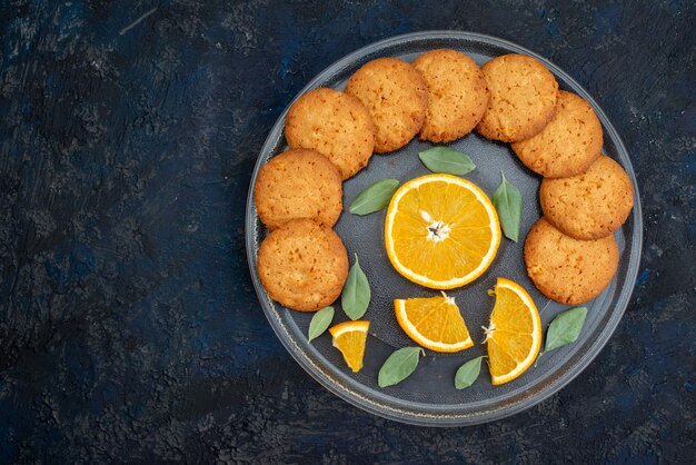 어두운 배경 쿠키 비스킷 설탕 과일에 접시 안에 신선한 오렌지 조각과 상위 뷰 오렌지 맛 쿠키
