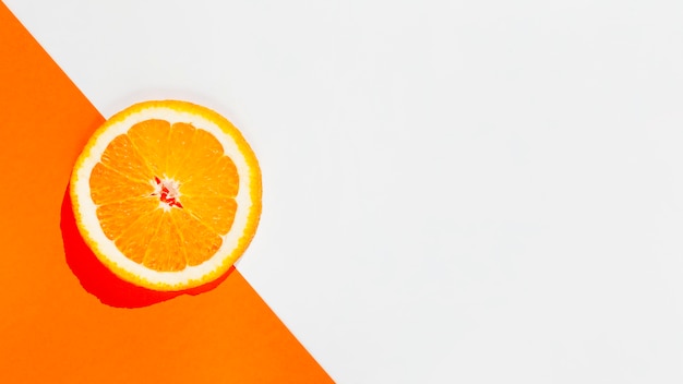 Бесплатное фото Рамка сверху ломтика апельсина