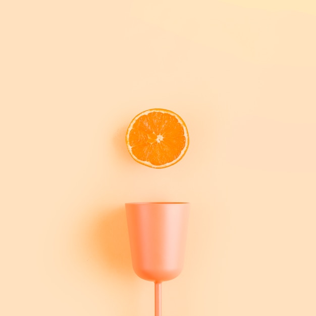 Free photo top view orange with cup