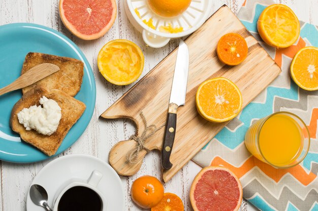 Вид сверху апельсины на завтрак