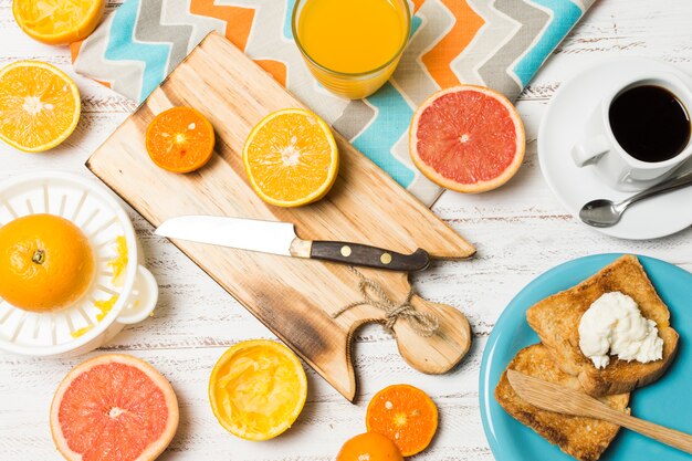 朝食のトップビューのオレンジ