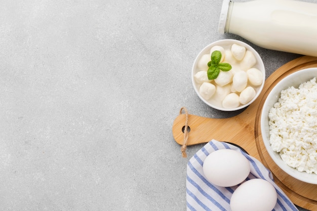 Foto gratuita vista dall'alto formaggio biologico con spazio di copia