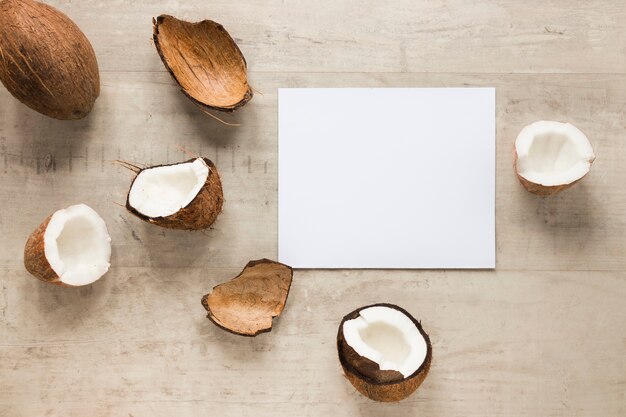 테이블에 상위 뷰 유기농 코코넛
