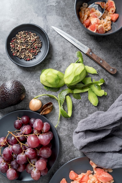 Foto gratuita vista dall'alto frutta e verdura biologica