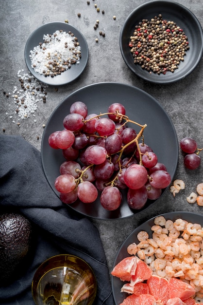 Free photo top view organic grapes on plate