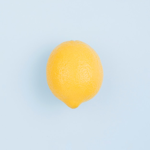 Вид сверху органический лимон на столе