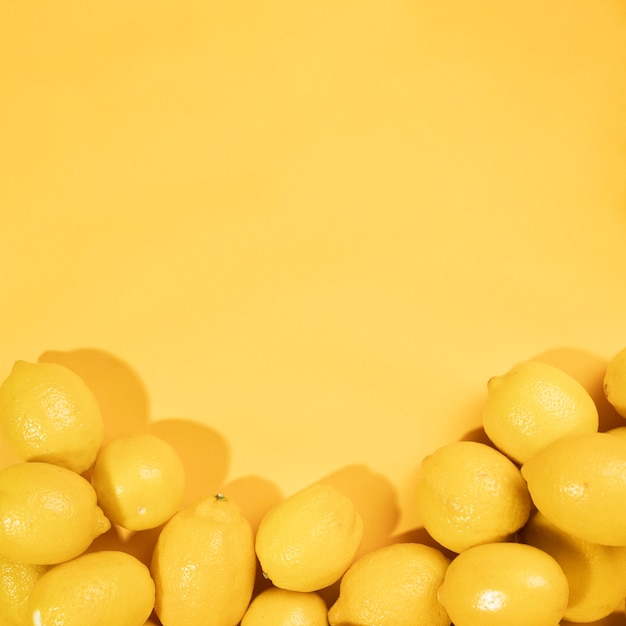 Бесплатное фото Вид сверху органических лимонов с копией пространства