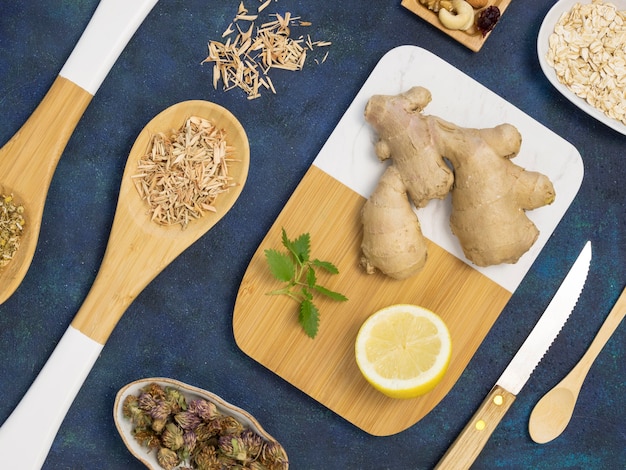 Foto gratuita vista dall'alto di spezie ed erbe medicinali organiche