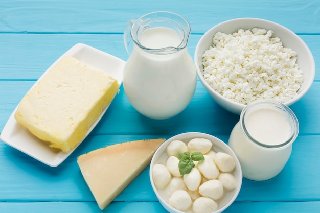 Вид сверху органическое молоко со свежим сыром