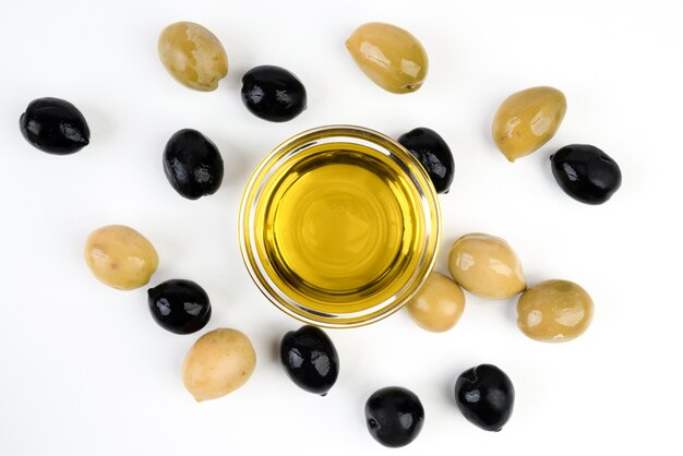 Вид сверху органические оливки с оливковым маслом