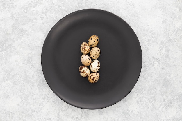 Free photo top view organic quail eggs on a plate