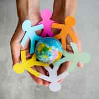 Foto gratuita top view origami chain people with globe