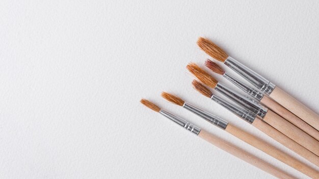 Free photo top view painting brushes