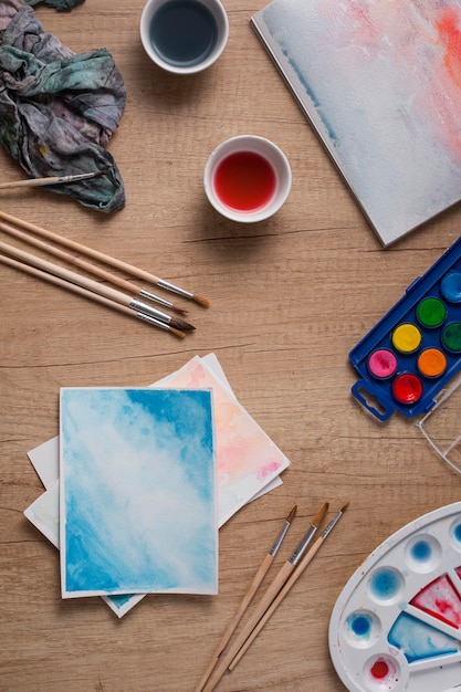 Foto gratuita strumenti di pittura vista dall'alto sul tavolo